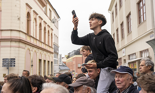 Politika prochází žaludkem. V kampaní před volbami se rozdávají sušenky, mentolky i pivo