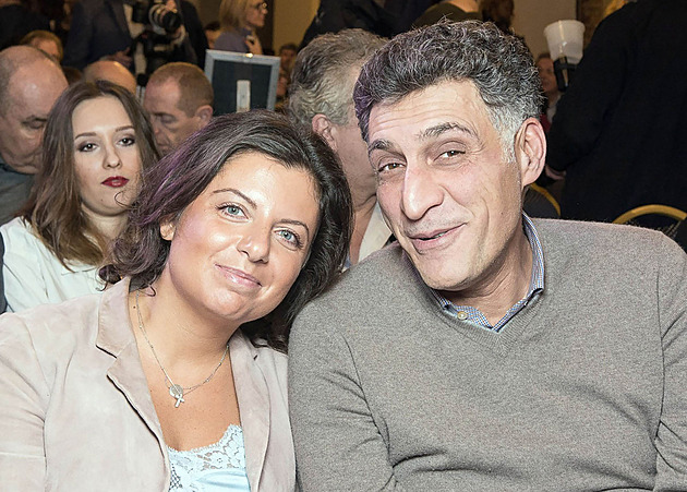 Putinova propagandistka truchlí. Její vlivný manžel po měsících v kómatu zemřel