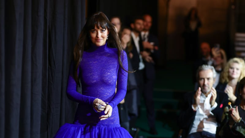 Dakota Johnsonová znovu oslnila outfitem. Cenu na festivalu v Curychu převzala v nahých šatech