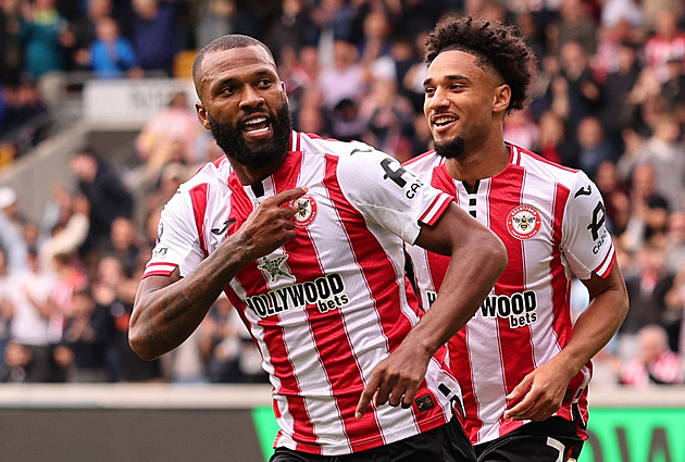 ONLINE: United v Brentfordu zahodili penaltu, pak jdou do akce City i Wolves