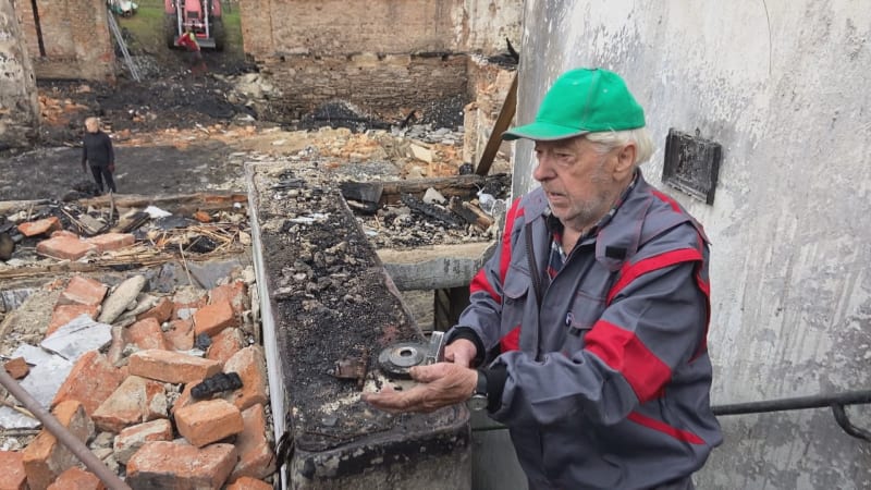 Při požáru přišel o domov i milovanou fenku. Seniorovi z Kopřivné pomáhají lidé začít znovu