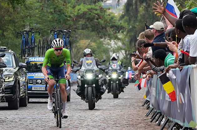 Rázná reakce. Pogačar v krutém závodě jasně obhájil zlato, Evenepoel se vztekal