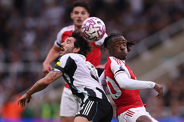 Arsenal v nastavení zasadil smrtící ránu Newcastlu, Aston Villa slaví první výhru