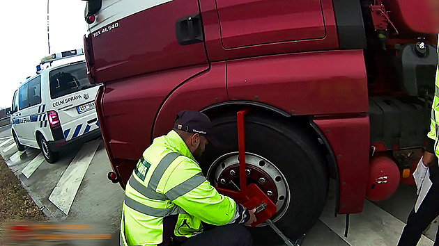 Celníci si počíhali na kamion firmy s nezaplacenými pokutami, botičku měl šest dní