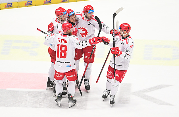 ONLINE: Kometa čelí ve šlágru Třinci. Jágr poprvé v sezoně nastoupí za Kladno