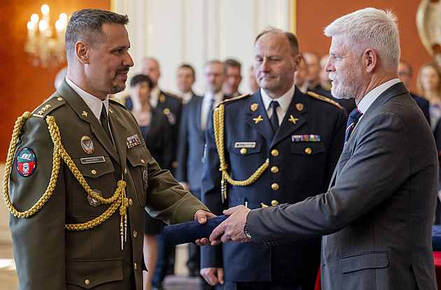 Voják, který napadl nožem generála Hyťhu, je podezřelý ze čtyř trestných činů