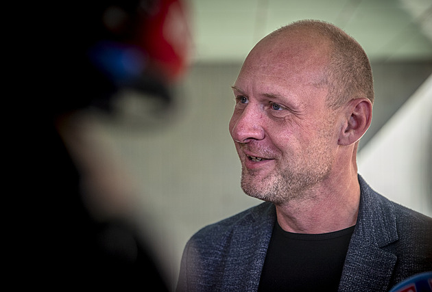 Předseda dozorčí rady Pražských služeb porušil mlčenlivost, ukázal posudek