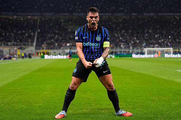 ONLINE: Inter - Slavia 2:0, šance domácích pokračují. Chaloupek vykopává míč z čáry