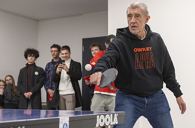 OBRAZEM: Babišův bekhend i pivař Hřib. Projděte si nejzajímavější snímky z kampaně