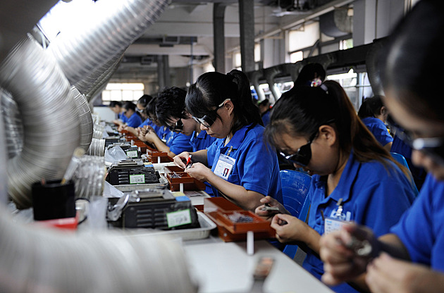 Západ pokukuje po čínském pracovním modelu 996. Recept na vyhoření, varují odborníci