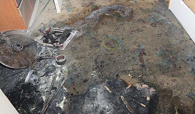 Drsná pomsta za výpověď z nájmu. Muž zničil vybavení bytu a pak ho zapálil