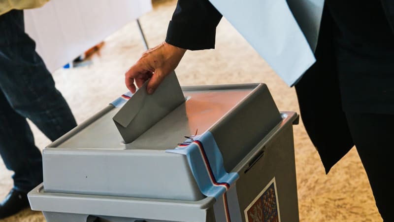 ON-LINE: Očekávané volby jsou tu. Místnosti se otevřely, Češi vybírají nové poslance