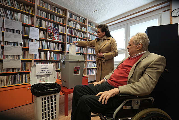 Volby ONLINE: Hlas odevzdal exprezident Zeman, Babiš čekal ve frontě