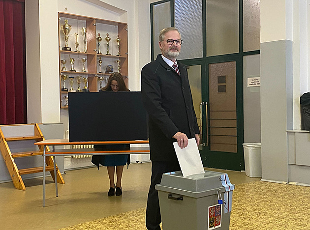 Fiala v Brně přišel volit, tentokrát předložil občanský průkaz. Na lístku kroužkoval