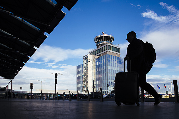 Pražské letiště prožívá manévry, ale funguje. Policie i armáda řeší hrozbu drony