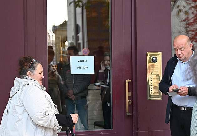 Prvovoliči i klid ve válečném Kyjevě. Jak Češi hlasují ze zahraničí