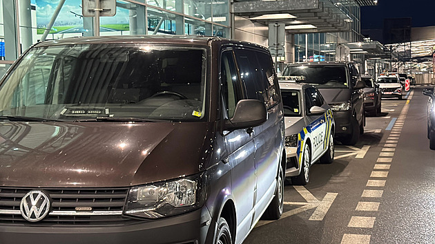 Drony nad pražským letištěm se nepotvrdily. Opatření však pokračují