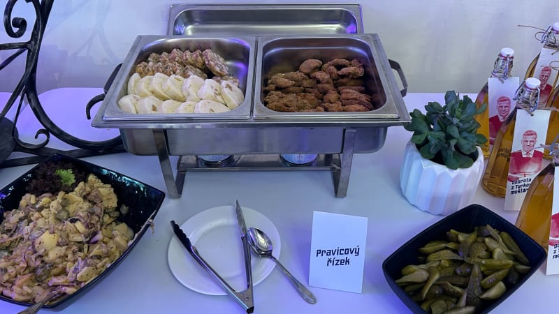 OBRAZEM: Pravicový i levicový řízek, dortíky, rolky. Jaké je občerstvení ve volebních štábech?