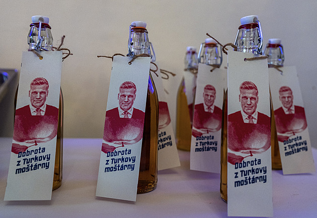 Motoristé chtějí do Sněmovny. Ve štábu rozlévají Turkův „domácí“ mošt