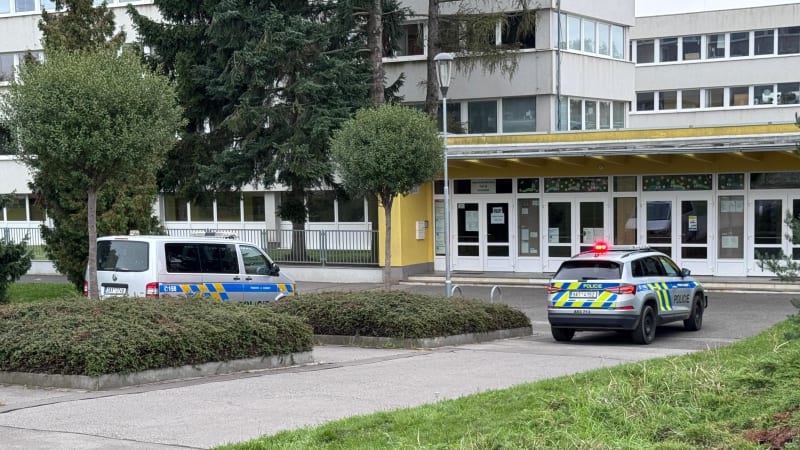 Muž vyskočil z okna u volební místnosti, nepřežil. Policisté řešili i opilého předsedu komise