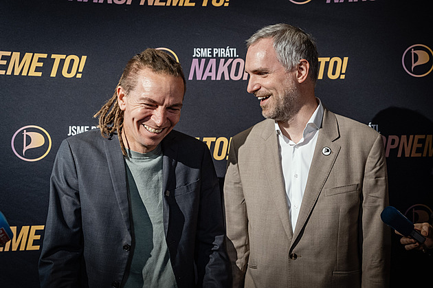 Na pirátskou párty na nádraží dorazili Hřib s Bartošem. „Máme osm!“ vítal je jásot