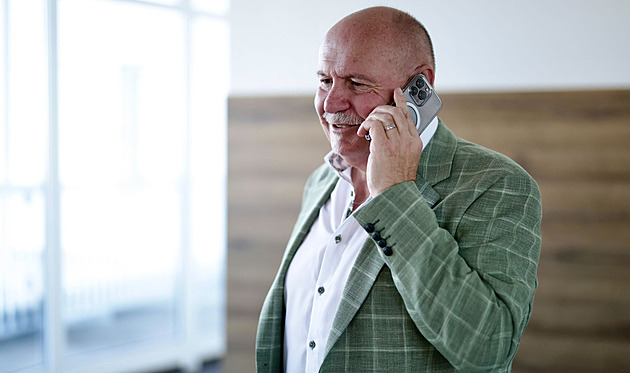 Z posledního místa do čela. Olomoucký hejtman Okleštěk zůstává i poslancem