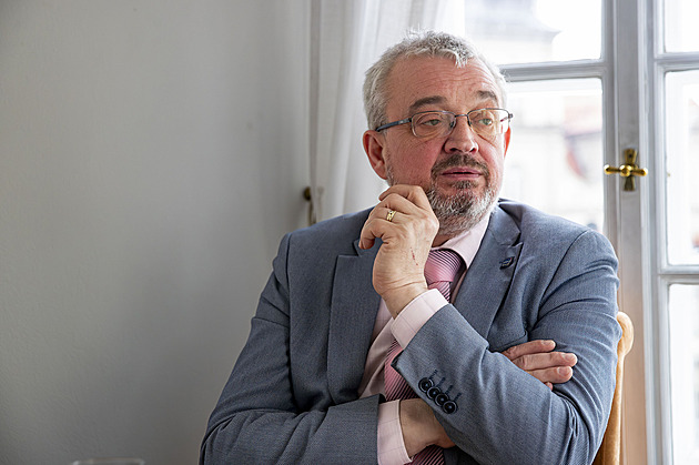 SMS opět pomohly. Benda i po pětatřiceti letech setrvá ve Sněmovně