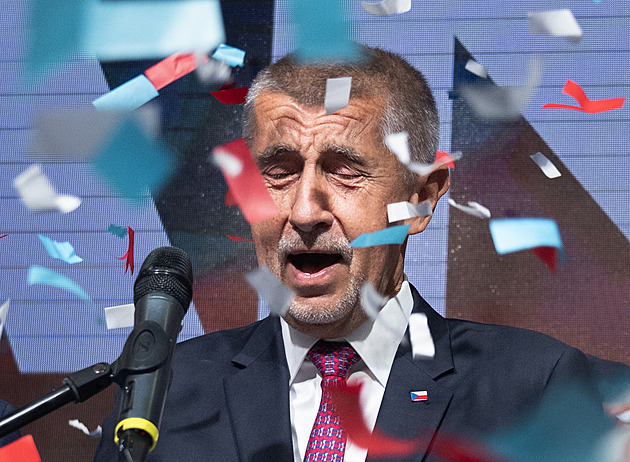 OBRAZEM: Ohňostroj konfet a trsající Babiš. Jak se slavilo ve štábu ANO