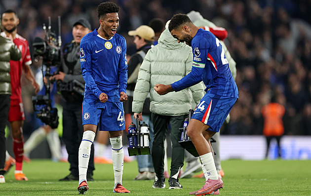 Liverpool padl v závěru s Chelsea, do čela jde Arsenal. Slaví United i Tottenham