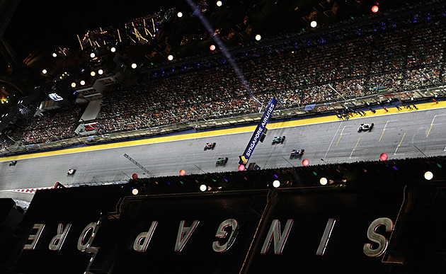 F1 ONLINE: V Singapuru vede Russell, druhý Verstappen čelí útokům Norrise