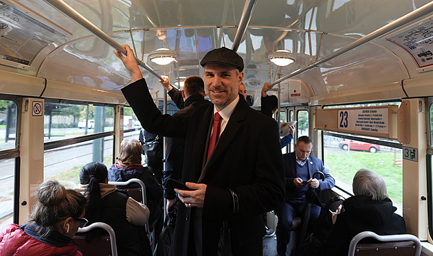 ONLINE: Hřib jel na Hrad tramvají. Prezident Pavel přijme i Okamuru a Macinku