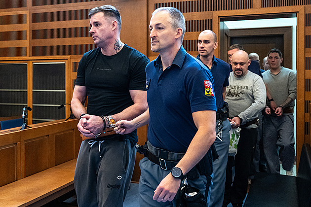 Gang falešných bankéřů viní z podvodů za 100 milionů, peníze ukryli do bitcoinu