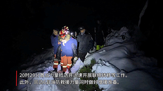 Na Everestu zůstává uvězněných dvě stě horolezců, nejméně jeden již zemřel