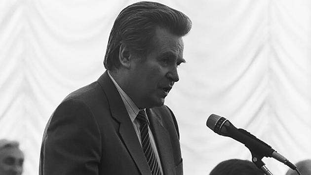 V Moskvě zemřel po pádu z okna někdejší šéf Pravdy. Nervové zhroucení, píší