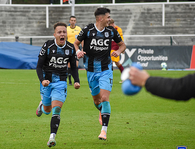 Ustřižený copánek, kšiltovka na hlavě. Teplice změnily rituály a utekly dnu