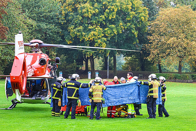 Starostku v Německu pobodali: policie zadržela obě její adoptivní děti