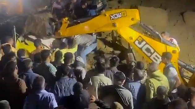 VIDEO: Autobus jel v Indii po dálnici a náhle se na něj sesunula hora