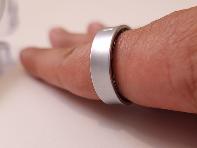 Zmeškal let kvůli chytrému prstenu. Z letiště musel rovnou do nemocnice