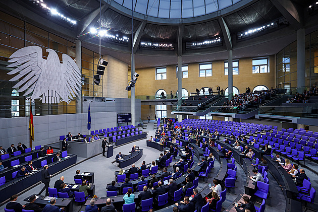 Němečtí poslanci zrušili turboobčanství. Scholz ho prosadil pro cizince teprve loni