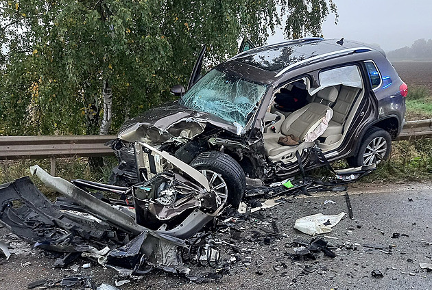 Čelní srážka dvou aut na Trutnovsku. Vážně zraněné řidiče vyprošťovali