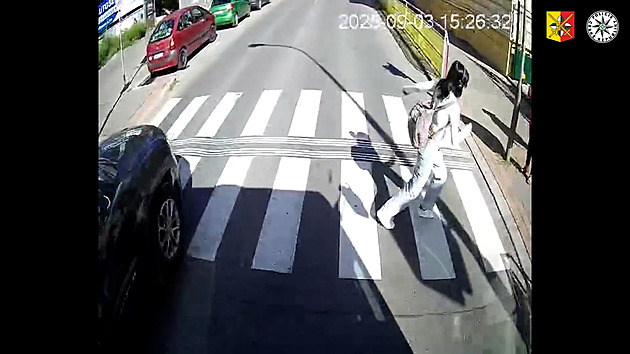V prudce brzdícím autobusu se zranili lidé. Žena jdoucí na červenou zavinila nehodu
