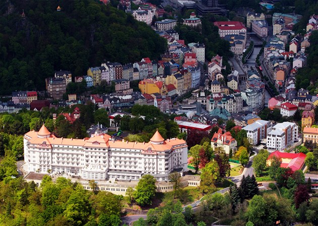 Kdo nabídne víc? Karlovy Vary dají do licitace parkovací místa v lázních