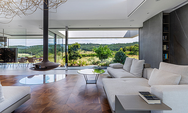 Vila má unikátní vytápění i chlazení, vypadá jako zlatý oblak z drátků