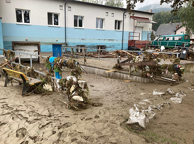 Pomoc po povodních prodlužuje vleklá byrokracie. Někde na dotace stále čekají