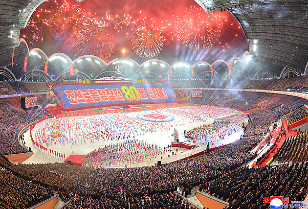 Proměním KLDR v socialistický ráj, sliboval Kim na pompézních oslavách výročí strany