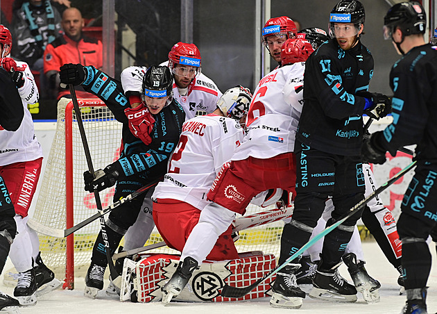 ONLINE: Třinec zdolal Vary, Pardubice otáčejí na Spartě, vedou i Budějovice