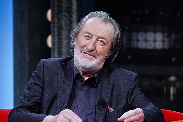 Bolka Polívku z představení odvezla záchranka. Je v péči lékařů, oznámilo divadlo