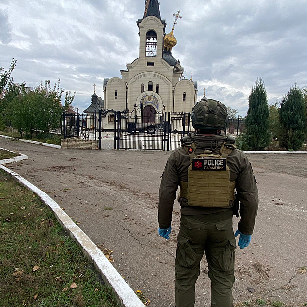 Rusové bombou zasáhli pravoslavný kostel s civilisty. Nejméně dva lidé zemřeli