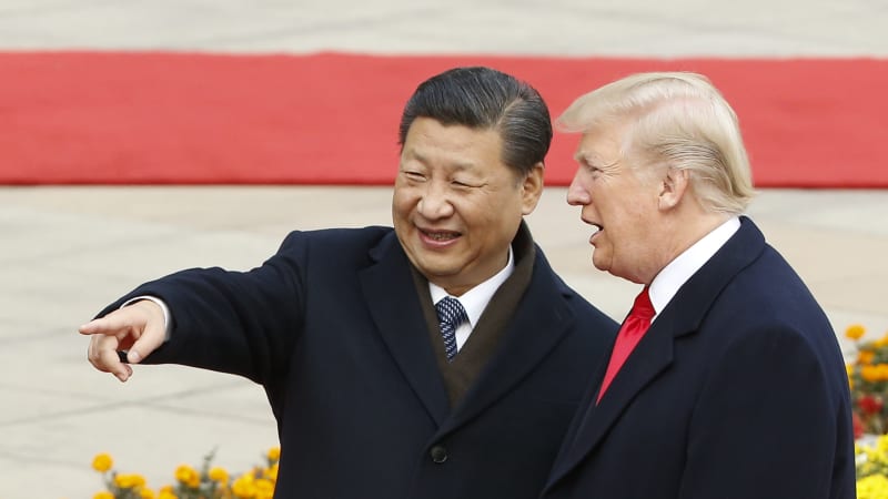 Roztočí se znovu Trumpův celní kolotoč? USA hrozí 100% clem, Čína odvetou