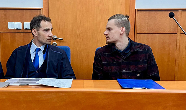 Při střetu aut uhořel řidič. Trest vězení neplatí, soud znovu vyslechne znalce